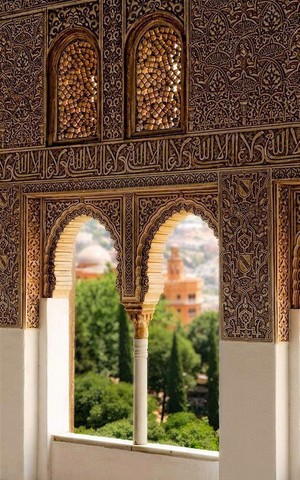 Salah satu sudut Istana Alhambra di Spanyol berhiaskan kalimat Arab "Walaa ghaaliba illallaah" (Tidak ada pemenang kecuali Allah).