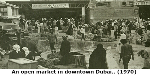 Sebuah pasar di pusat Kota Dubai pada tahun 1970